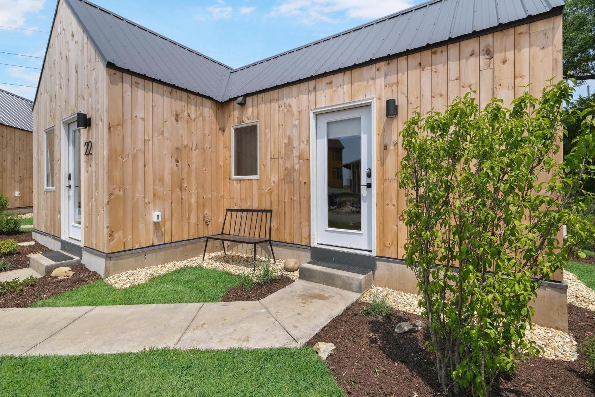 Bunkies- The Hold Villa Ottawa Exterior photo