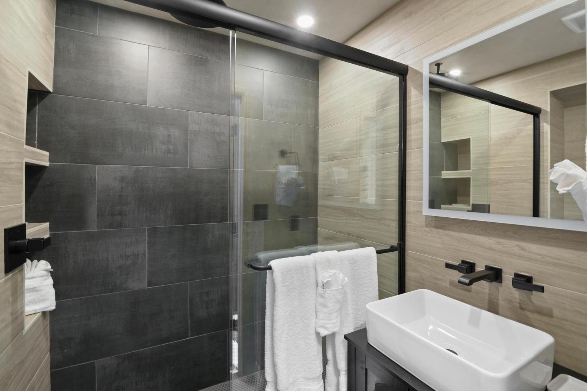 Bunkies- The Hold Villa Ottawa Exterior photo