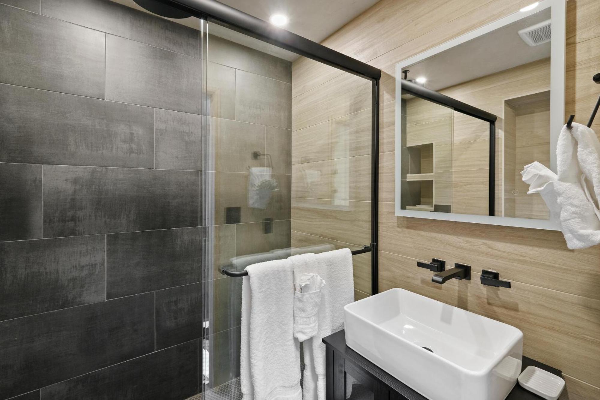 Bunkies- The Hold Villa Ottawa Exterior photo