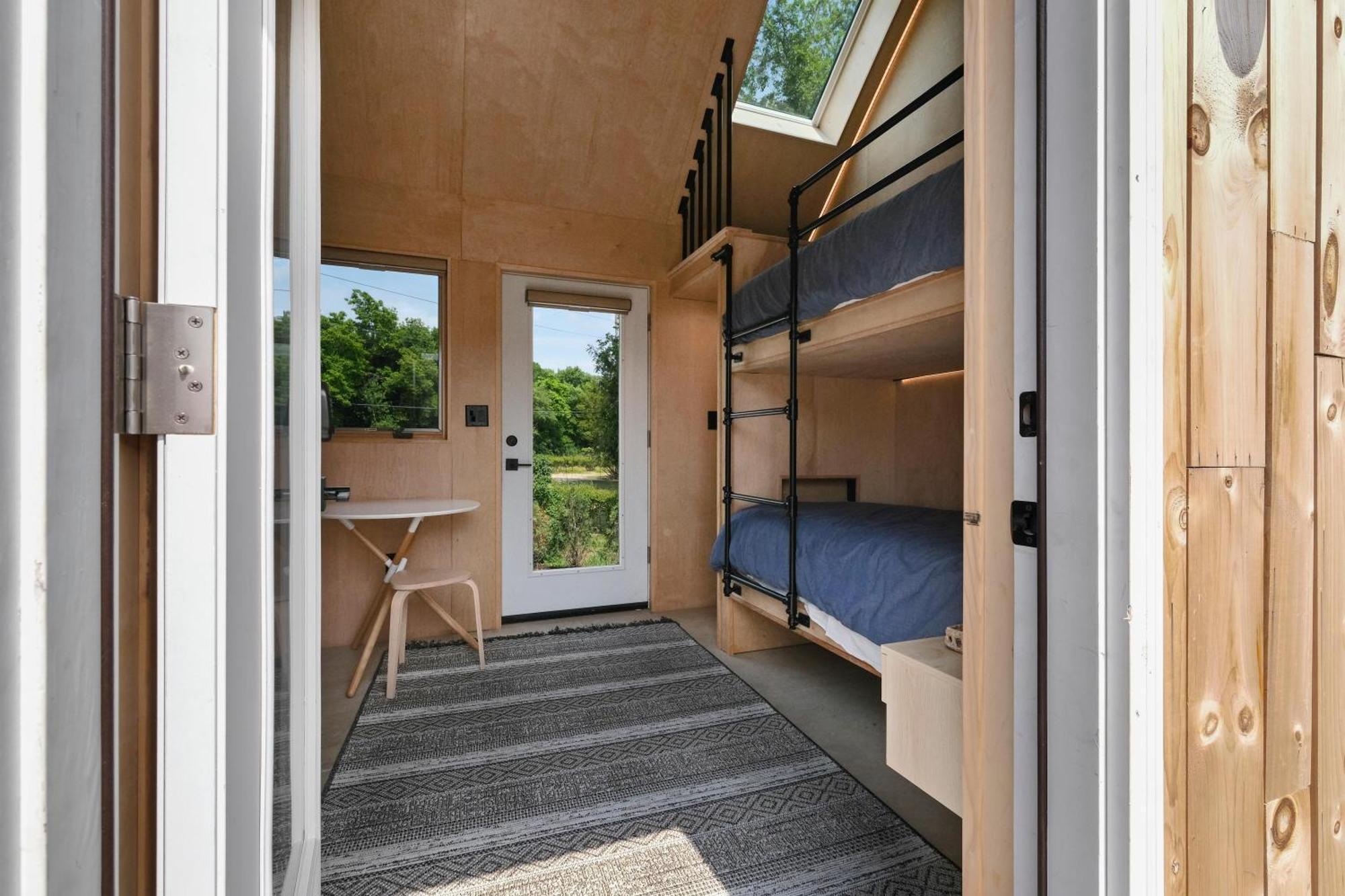 Bunkies- The Hold Villa Ottawa Exterior photo