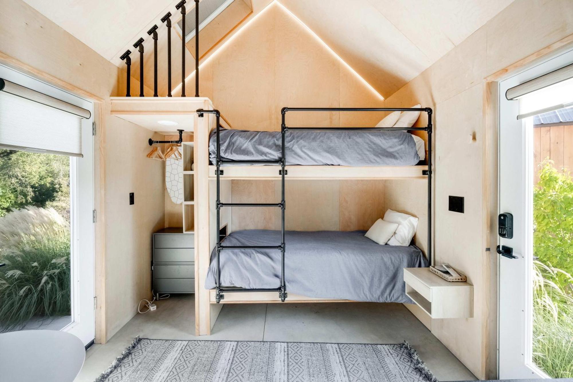 Bunkies- The Hold Villa Ottawa Exterior photo