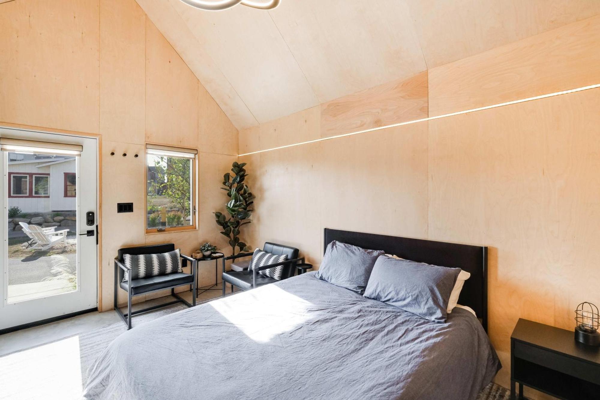 Bunkies- The Hold Villa Ottawa Exterior photo